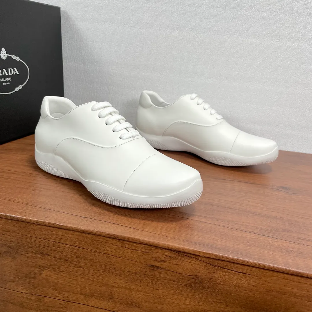 💰720 Code: YS003342 Prada/Prada men's new leather sneakers. This sneaker is made of imported calf leather, with a two-jointed Oxford shoe upper design, inspired by classic aesthetic concepts. Equipped with 3.5cm iconic red label lightweight elastic rubber soles, fabric and cowhide mixed lining, and silk-printed logo cowhide foot pads. The style is versatile and durable, comfortable and breathable, and comes with a full set of original packaging dust bags! Size: 39-40-41-42-43-44 Standard leather shoe size (45 can be customized but returns and exchanges are not supported) Item number: 4E0770 White